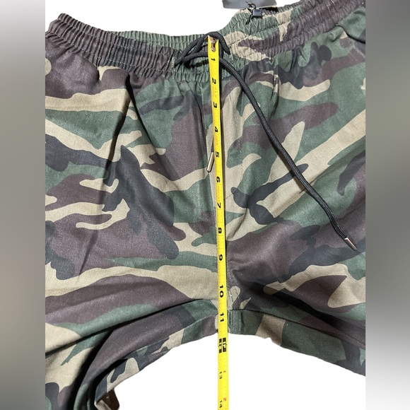 Boohoo man camouflage, drawstring, cargo pants, size medium. - Picture 5 of 6